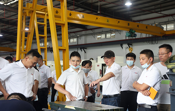 走進工廠，領(lǐng)略制造魅力